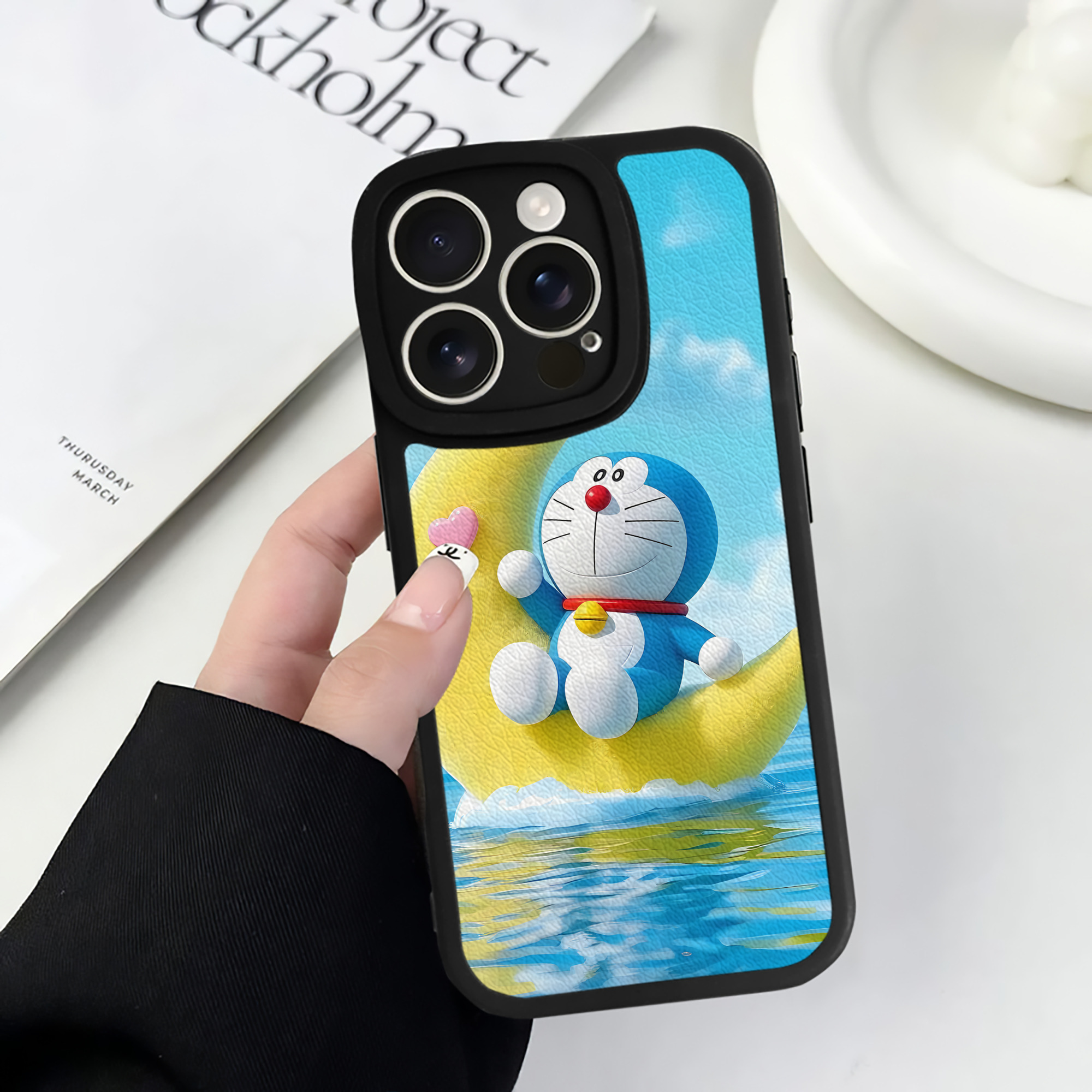 （画像用） ドラえもん Doraemon 【iPhone 16シリーズ対応】シリコンスマホケース（レザー調） 材質：シリコン